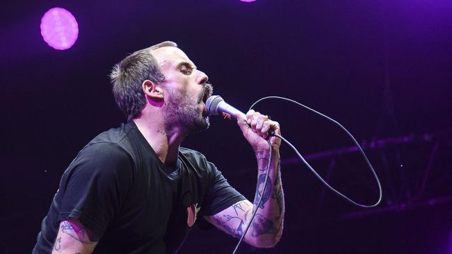 Band asal Inggris, IDLES, merilis video musik animasi untuk lagu Model Village yang disutradarai oleh sineas kenamaan Prancis, Michel Gondry.
