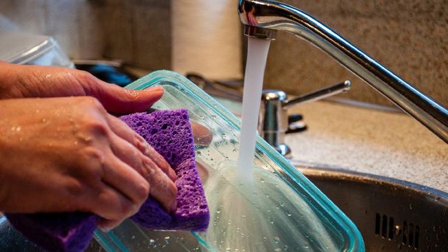 Membersihkan wadah dari minyak yang menempel bukan perkara mudah. Berikut cara membersihkan wadah dari minyak menggunakan bahan-bahan yang ada di dapur.