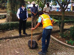 Tak Bermasker, Warga Cimahi Disanksi Bersih-bersih Alun-alun Kota