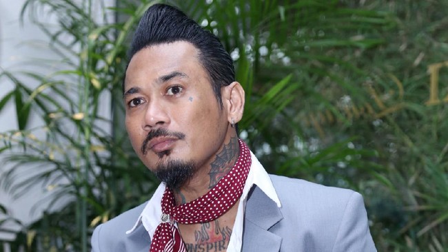 Musisi Jerinx yang menempuh jalur darat dari Bali untuk memenuhi pemeriksaan sebagai tersangka pengancaman belum tiba di Polda Metro Jaya hingga malam ini.