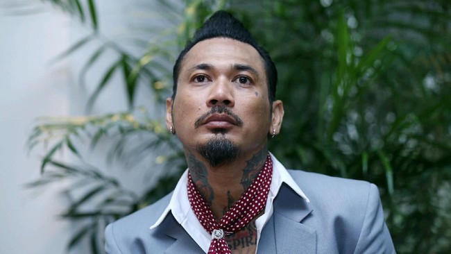 Pakar hukum merasa ironis karena seniman yang peduli dengan keadaan justru dibalas dengan kriminalisasi.