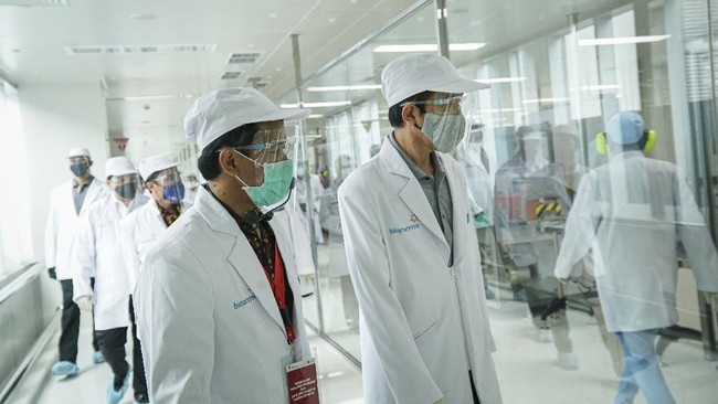 Presiden Jokowi resmi menunjuk Bio Farma untuk pengadaan vaksin corona di Indonesia, melibatkan anak usaha seperti Kimia Farma dan Indonesia Farma.
