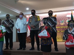 Kapolda Metro Bagikan 4.000 Sembako Presiden ke Purnawirawan-Inkoppol