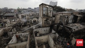 FOTO: Ratusan Warga Tambora Mengungsi Usai Kebakaran