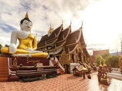 Mabuk, Turis Perempuan Telanjang Masuki Kuil Buddha