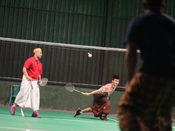 Santri Ponpes Lirboyo Wajib Bersarung Saat Olah Raga Badminton