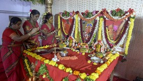 Usir Covid-19, Wanita India Sembah Dewi Corona