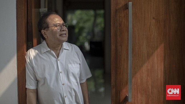 Seorang pria yang mengaku sebagai polisi masuk tanpa izin ke rumah Rizal Ramli di Jakarta Selatan. Kapolres Jaksel membantah itu anggotanya.