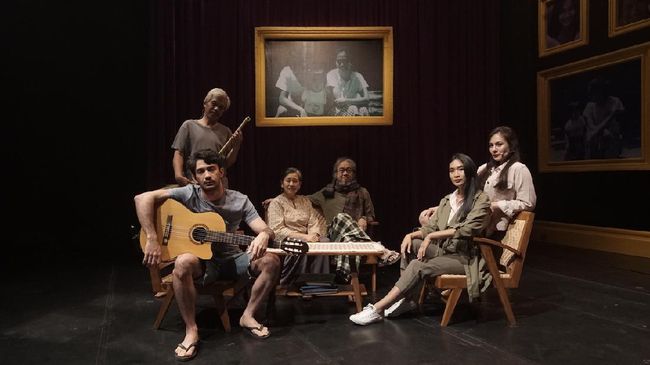 Pentas daring Rumah Kenangan menjadi respons para penggawa teater akan situasi pandemi Covid-19 yang membuat sejumlah pertunjukan teater tak bisa digelar.
