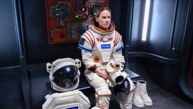 Hillary Swank Ungkap Alasan Mau 'Pergi' ke Mars dalam Away