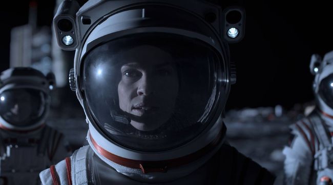 Netflix tak lagi melanjutkan serial Away yang menampilkan aksi Hillary Swank dalam misi ke Mars setelah tayang musim perdananya pada 4 September lalu.