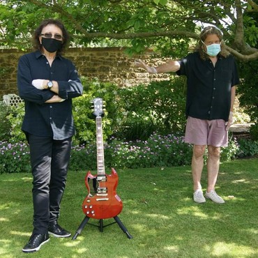 Galang Donasi Corona, Gitar Bertanda Tangan Robert Plant Dilelang