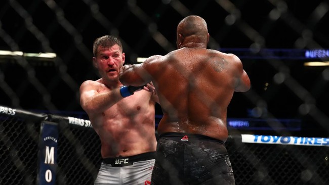 Stipe Miocic adalah salah satu petugas pemadam kebakaran di Ohio. Namun di sisi lain dia adalah penguasa kelas berat UFC saat ini.