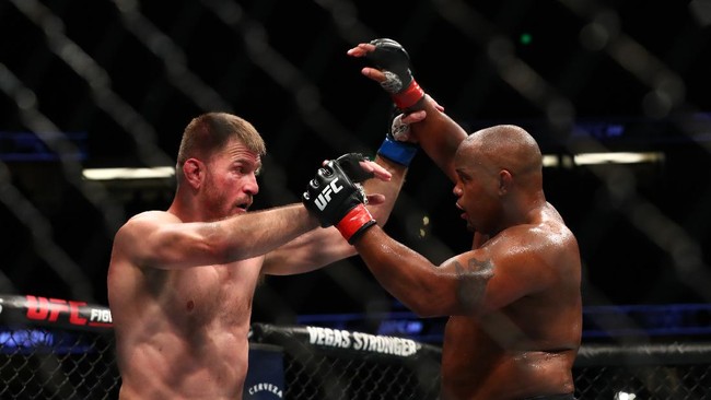 Stipe Miocic berhasil mengalahkan Daniel Cormier dalam perebutan sabuk juara kelas berat UFC pada UFC 252.