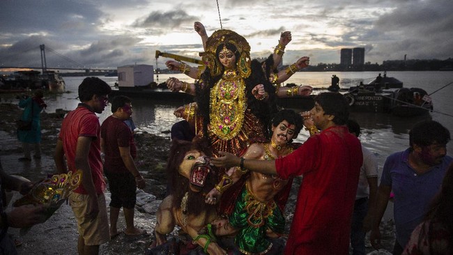 India mencatat ekonomi minus pada kuartal II, yaitu 23,9 persen. India terancam resesi bila pertumbuhan kuartal ketiga masih negatif.