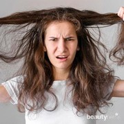 Tanpa Disadari, 5 Kebiasaan Ini Bikin Rambut Cepat Rusak Lho!