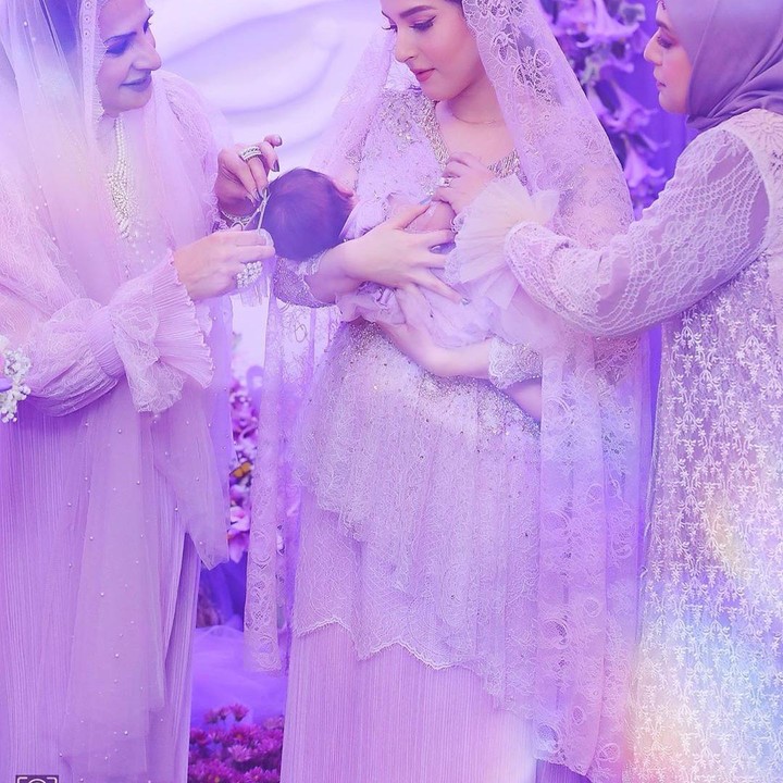 <p>Tak hanya dekorasi ruangannya saja, pakaian yang dikenakan Tasya dan buah hatinya, beserta keluarga dan kerabat yang hadir juga bernuansa ungu. (Foto: Instagram @tasyafarasya)</p>
