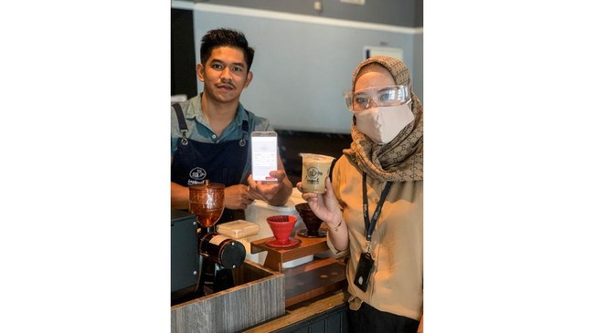 Telkom melalui Rumah Kreatif BUMN menggelar kampanye di media sosial yang mempromosikan produk UMKM khas Indonesia seperti kripik dan kopi.