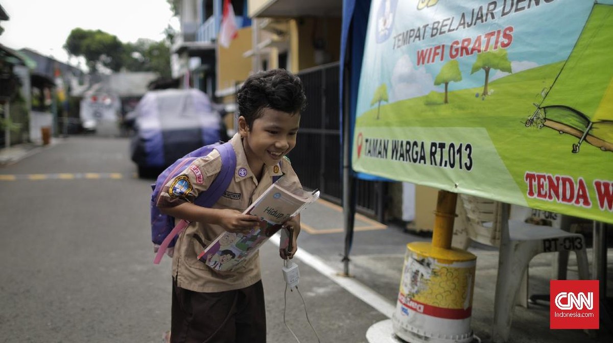 FOTO: Inisiatif Warga Sediakan Wifi Gratis untuk Siswa