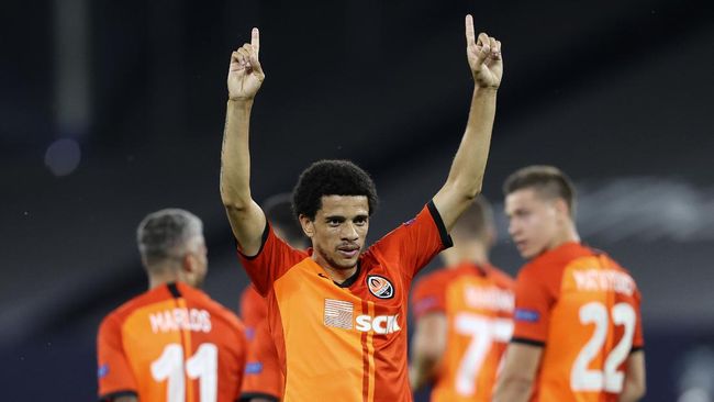 Daftar Empat Tim Semifinalis Liga Europa Liga Europa sudah merampungkan seluruh laga perempat final di Jerman, Rabu (12/8). Berikut daftar empat tim yang lolos semifinal.
