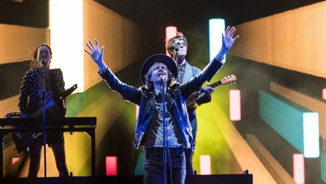 Musisi eksperimental AS, Beck, mengajak penggemar bertualang di luar angkasa melalui visual baru album Hyperspace yang menyuguhkan hasil ekspedisi NASA.