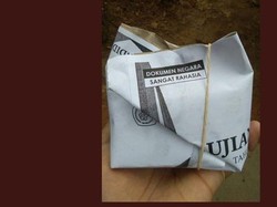 Pakai Koran dan Kertas Ujian, 5 Bungkus Makanan Ini Bikin Salah Fokus