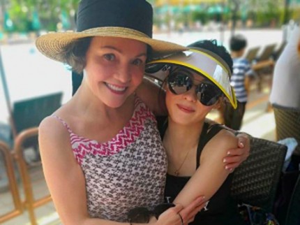 Tak Lagi Dibiayai Putrinya, Ibunda Artis Cecilia Cheung Jadi Sopir Taksi Online