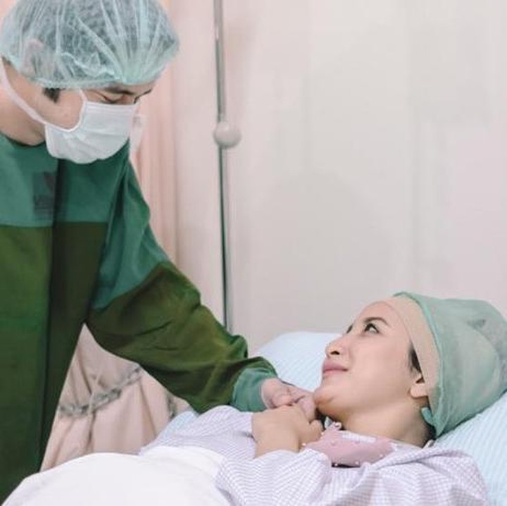 <p>Selama proses persalinan, Ricky selalu memberi dukungan pada sang istri. Ia tak pernah meninggalkan istri tercintanya itu. (Foto: Instagram @chacathakya15)</p>