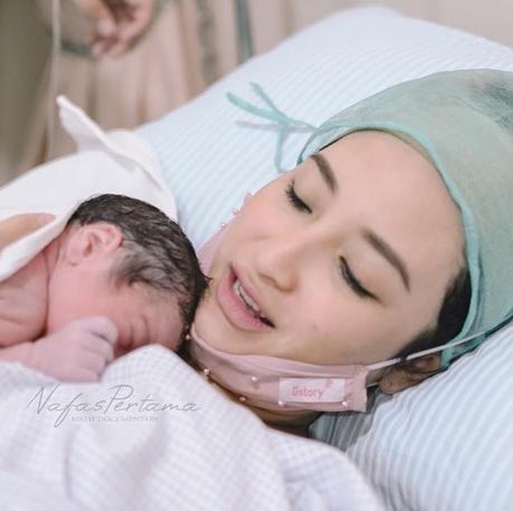 <p>Chaca tampak begitu bahagia bisa memeluk anak pertamanya yang baru lahir. (Foto: Instagram @chacathakya15)</p>