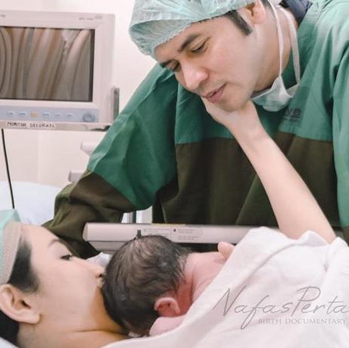 <p>Artis cantik Chaca Thakya baru saja melahirkan anak pertamanya, Bunda. Chaca didampingi sang suami, Ricky Perdana. (Foto: Instagram @chacathakya15)</p>