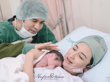 7 Momen Haru Artis Chaca Thakya Melahirkan Anak Pertama