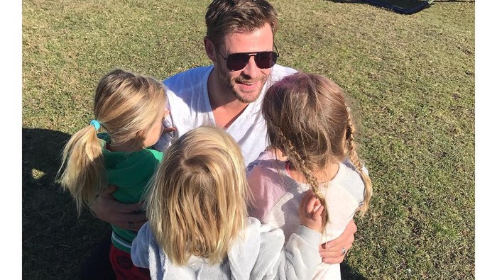 Chris Hemsworth dan ketiga anaknya