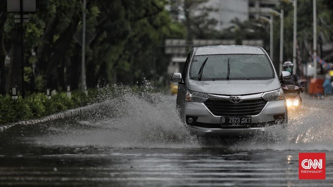Air hujan mengandung bahan yang mampu merusak mobil, pemilik disarankan segera mencuci bodi mobil usai terkena air hujan.