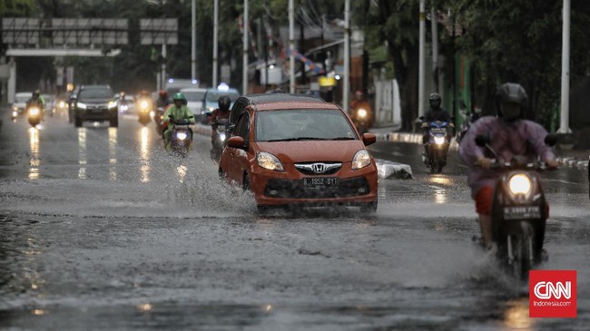 Jalan tol Cawang dan 19 jalan lain di Jakarta tergenang air akibat hujan deras yang mengguyur Jakarta sejak sore hari.