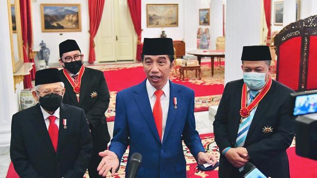 Fadli Zon mengkritik permintaan Jokowi agar vaksin booster Covid diberlakukan sebagai syarat perjalanan dan masuk mal.