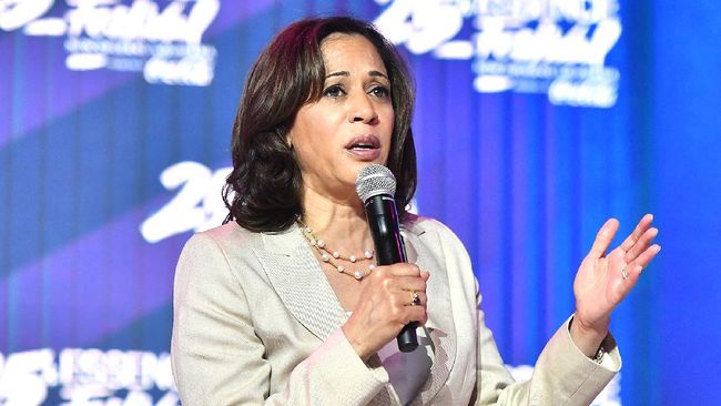 Kamala Harris sendiri juga dikenal sebagai perempuan yang tampil penuh gaya, tapi dia suka tampilan kasual seperti t-shirt, jeans, dan converse.