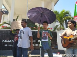 Mahasiswa Gelar Aksi di Kejari Kendari Kawal Sidang Tewasnya Randy