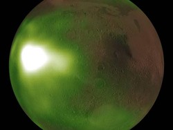 Langka! Langit Malam Mars Pancarkan Sinar UV