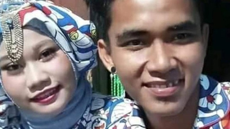 Pasangan nikah dengan busana Doraemon