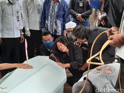 Tangis Ibunda Pecah Saat Pemakaman Staf KPU Yahukimo yang Tewas Dibunuh