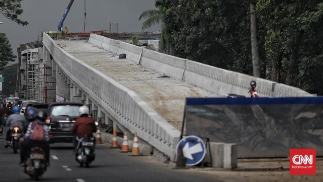 Gubernur DKI Anies Baswedan menargetkan JPO di dekat flyover Lenteng Agung rampung Maret mendatang untuk memudahkan warga menyeberang.