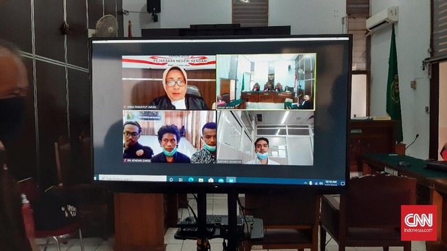 Polisi penembak mahasiswa Kendari saat demo #ReformasiDikorupsi, Brigadir Abdul Malik dituntut 4 tahun penjara. Selasa depan ia dijadwalkan menjalani pledoi.