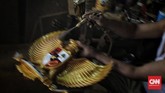 FOTO: Geliat Perajin Patung Garuda Pancasila Kala Corona Perajin Patung Garuda Pancasila mampu menyelesaikan pembuatan 400 patung dan dijual dengan harga Rp 250 ribu-Rp3 juta bergantung ukuran di tengah corona.