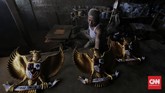 FOTO: Geliat Perajin Patung Garuda Pancasila Kala Corona Perajin Patung Garuda Pancasila mampu menyelesaikan pembuatan 400 patung dan dijual dengan harga Rp 250 ribu-Rp3 juta bergantung ukuran di tengah corona.