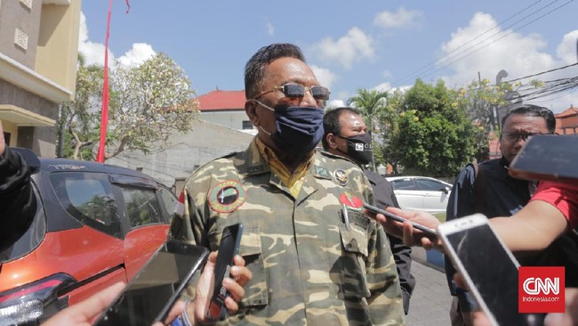 Ayah Jerinx mendatangi Polda Bali untuk memberikan dukungan kepada anaknya. Dia sempat memekikkan kata merdeka.