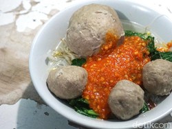 Yuk, Jajan Bakso Urat dan Telur Legendaris di Kemanggisan!