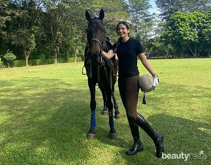 Tak hanya di lapangan golf, Nia Ramadhani juga tampil kece saat berkuda. Postur tinggi dan jenjang, ditambah kostum berkuda lengkap dengan helm dan sepatu boot bikin Nia Ramadhani terlihat seksi di lapangan kuda. (Foto: instagram.com/ramadhaniabakrie/)