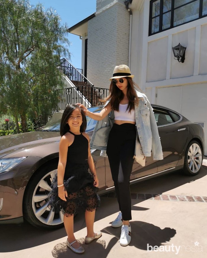 Foto ini buktikan bahwa Nia Ramadhani The Real Mama Muda. Foto bersama putri sulungnya, Nia Ramadhani yang mengenakan crop top putih dan celana hitam lebih cocok jadi kakak Mikhayla. Betul nggak nih? (Foto: instagram.com/ramadhaniabakrie/)