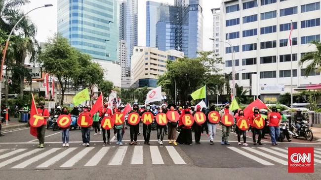 Massa buruh tetap menggelar aksi tolak UU Ciptaker di Surabaya, Selasa (20/10), meski mereka telah berdialog langsung dengan Menko Polhukam Mahfud MD.