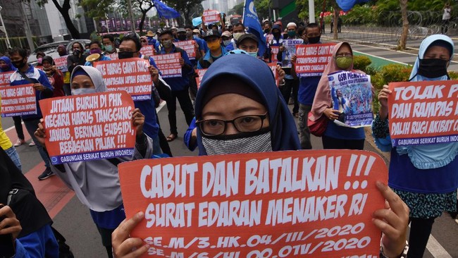 Buruh menilai Omnibus Law Cipta Kerja memberi celah kepada pengusaha untuk lari dari kewajiban membayar pesangon karena sejumlah pasal dihapus.
